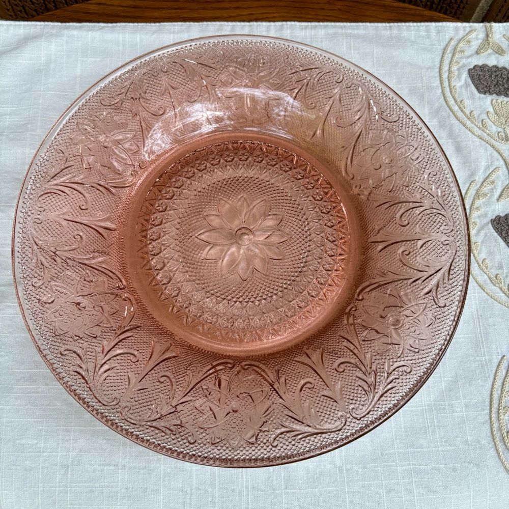 Vintage Indiana Glass Tiara Pink Sandwich Pattern Dinner Plates 10 1/4" Set of 2 - Picture 4 of 6